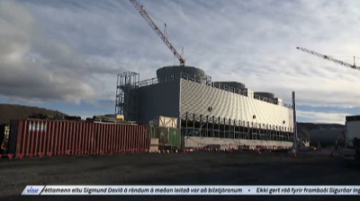 Ingeniería islandesa trabajando en la nueva planta geotérmica en Theistareykir, en Islandia