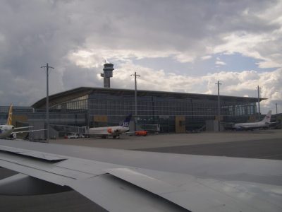 En el Aeropuerto de Gardermoen, Oslo, Noruega, se proyecta utilizar energía geotérmica de pozos perforados