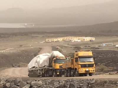 Equipo de perforación en tránsito al sitio del proyecto geotérmico Fiale Caldera en Djibouti, África
