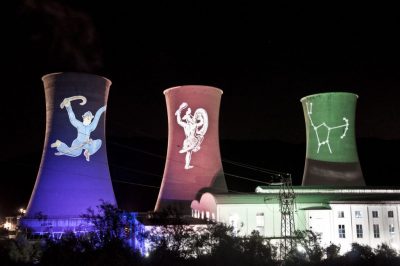 Celebrando la historia de la geotermia en Toscana: instalación de luces decorativas en Larderello, Italia