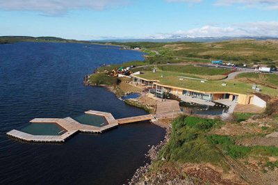Se inaugura nuevo balneario geotérmico que incluye piscinas flotantes en un lago en Islandia