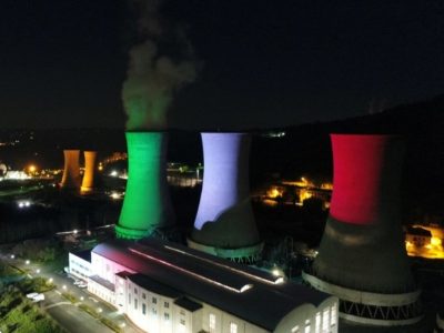 Un signo de esperanza y perseverancia: los colores italianos se muestran en la planta geotérmica de Larderello