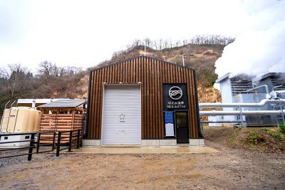 La planta geotérmica Matsunoyama Onsen en Niigata Pref, Japón