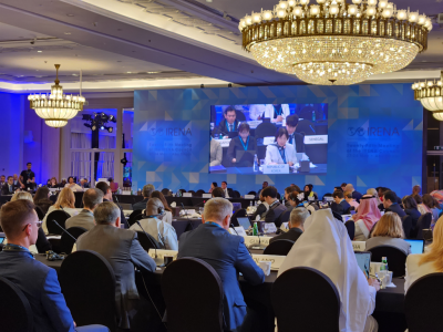 IRENA presenta el estado del mercado geotérmico mundial actual en Abu Dhabi, Emiratos Árabes Unidos.