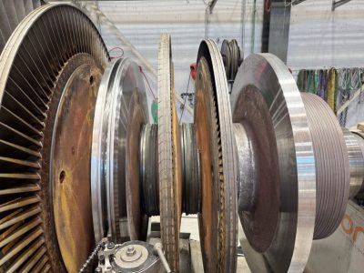 HD completa importante trabajo de mantenimiento de turbinas para la planta de energía geotérmica de Islandia